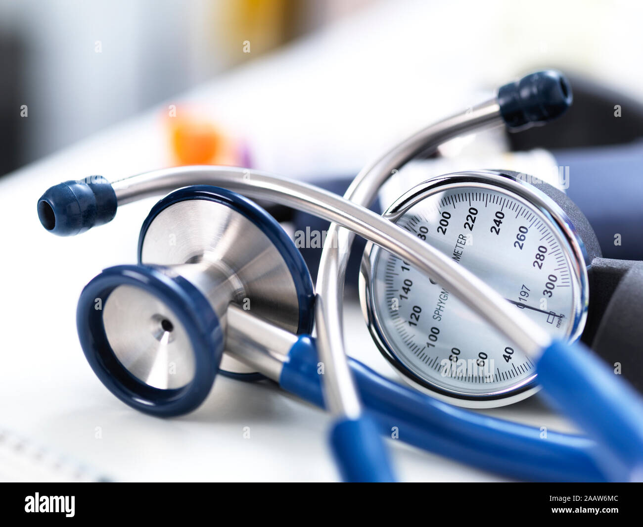 Close-up Blutdruckmessgerät und Stethoskop auf Tisch im Labor  Stockfotografie - Alamy