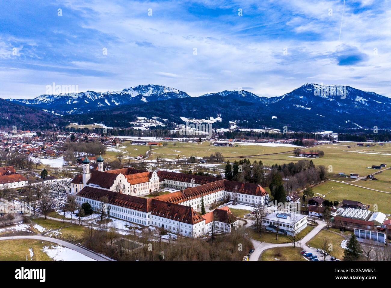 Luftaufnahme über Benediktiner Kloster Benediktbeuren im Winter, Bayern, Deutschland Stockfoto