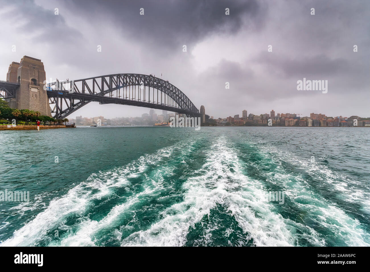 Sydney Hafen Brücke über Fluss gegen bewölkter Himmel, Sydney, Australien Stockfoto