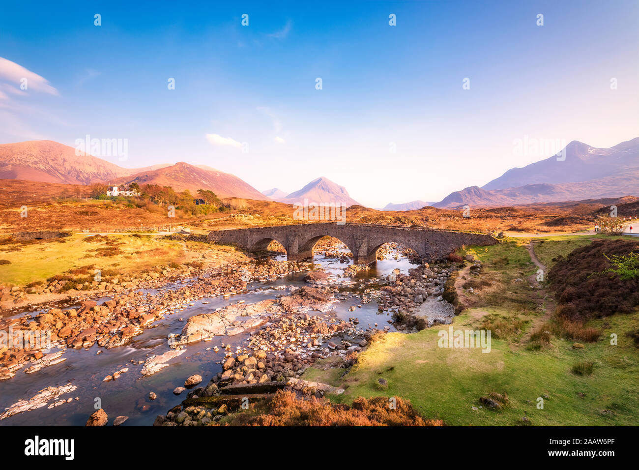 Sligachan Brücke mit Cuillin Berge im Hintergrund, Scottish Highlands, Schottland, UK Stockfoto