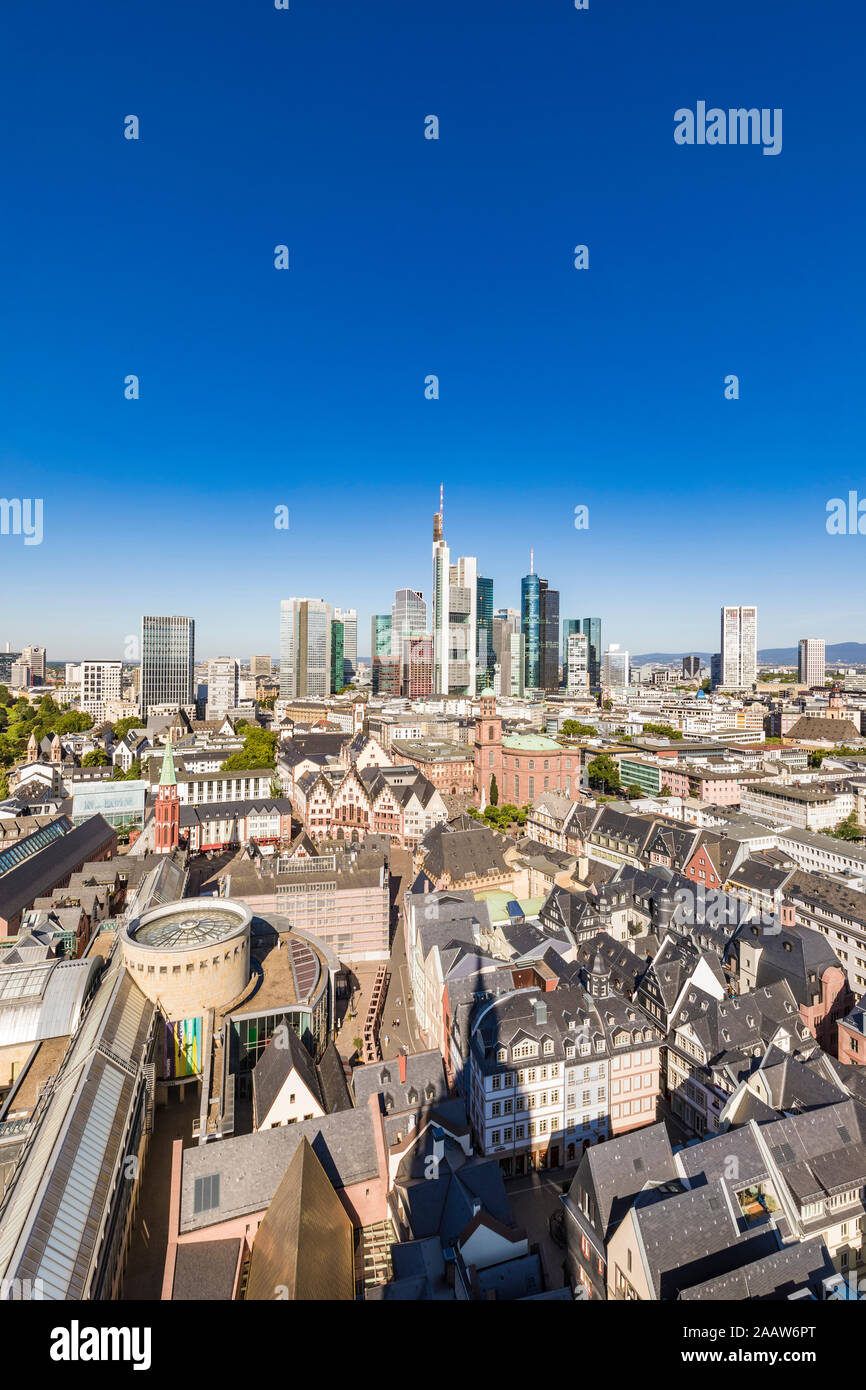 Die Schirn Kunsthalle und Gebäuden gegen den klaren blauen Himmel in Frankfurt, Deutschland Stockfoto