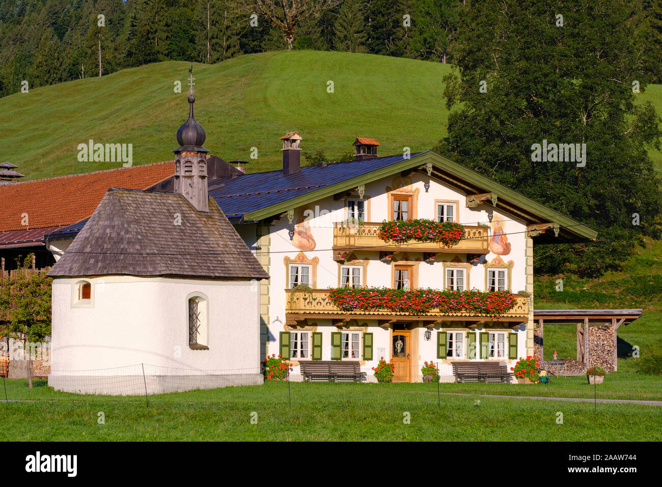 Deutschland, Bayern, Oberbayern, Isarwinkel, Jachenau, Bauernhaus mit Fresken von Franz Karner Stockfoto