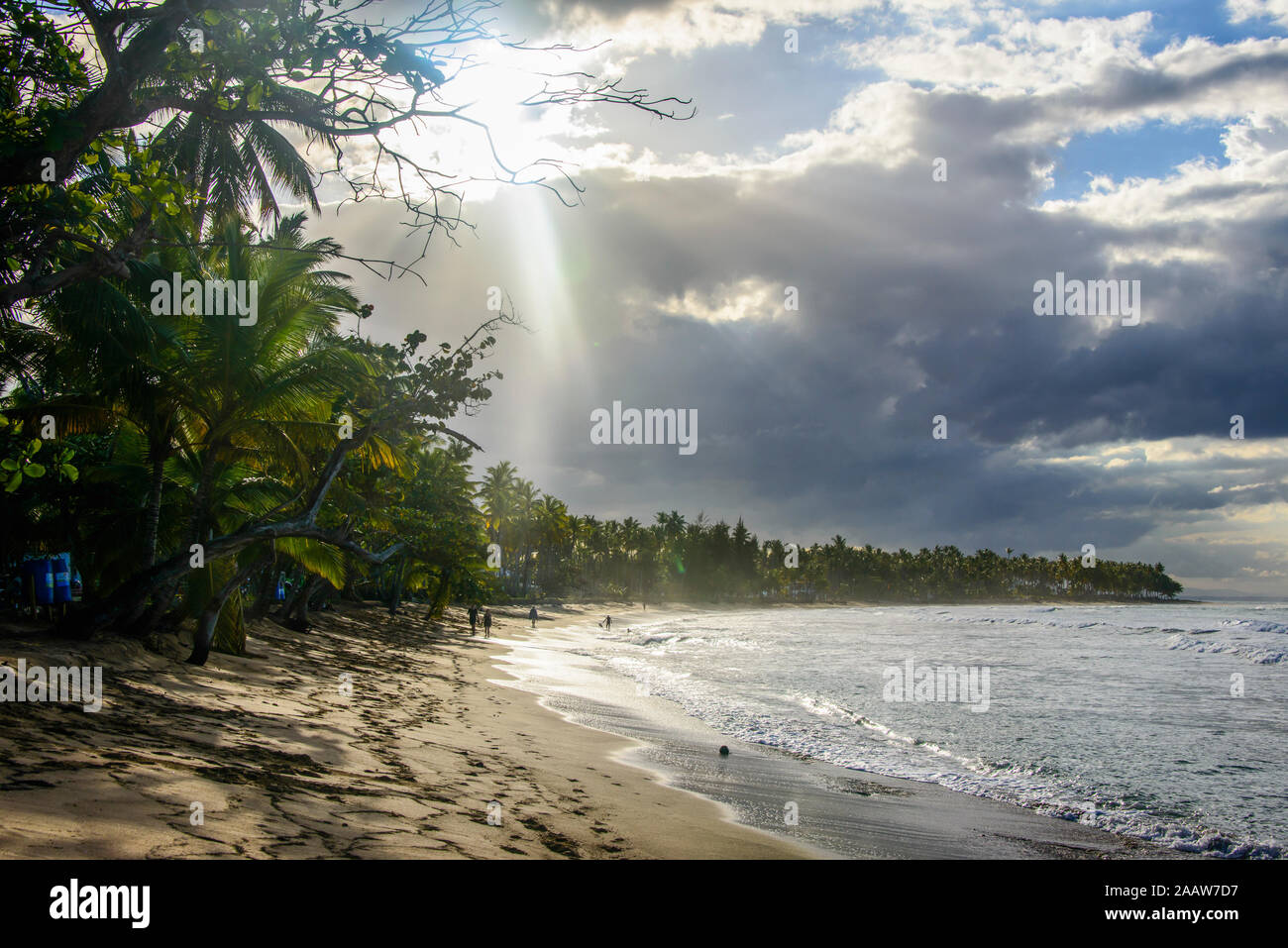 Malerischer Blick auf Meer gegen bewölkter Himmel an der Playa Bonita in Las Terrenas, Dominikanische Republik Stockfoto