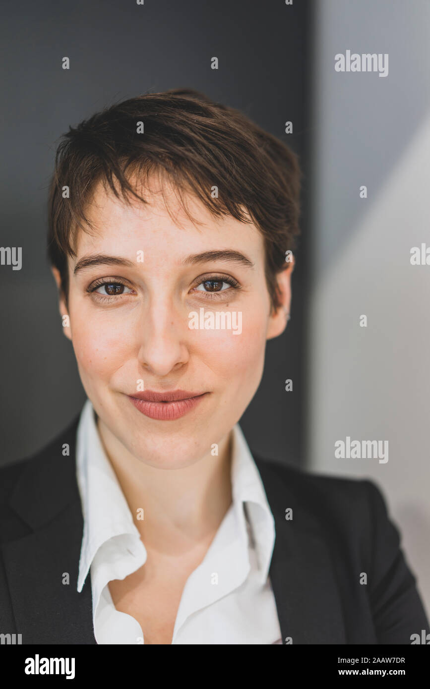 Portrait von lächelnden jungen Geschäftsfrau Stockfoto