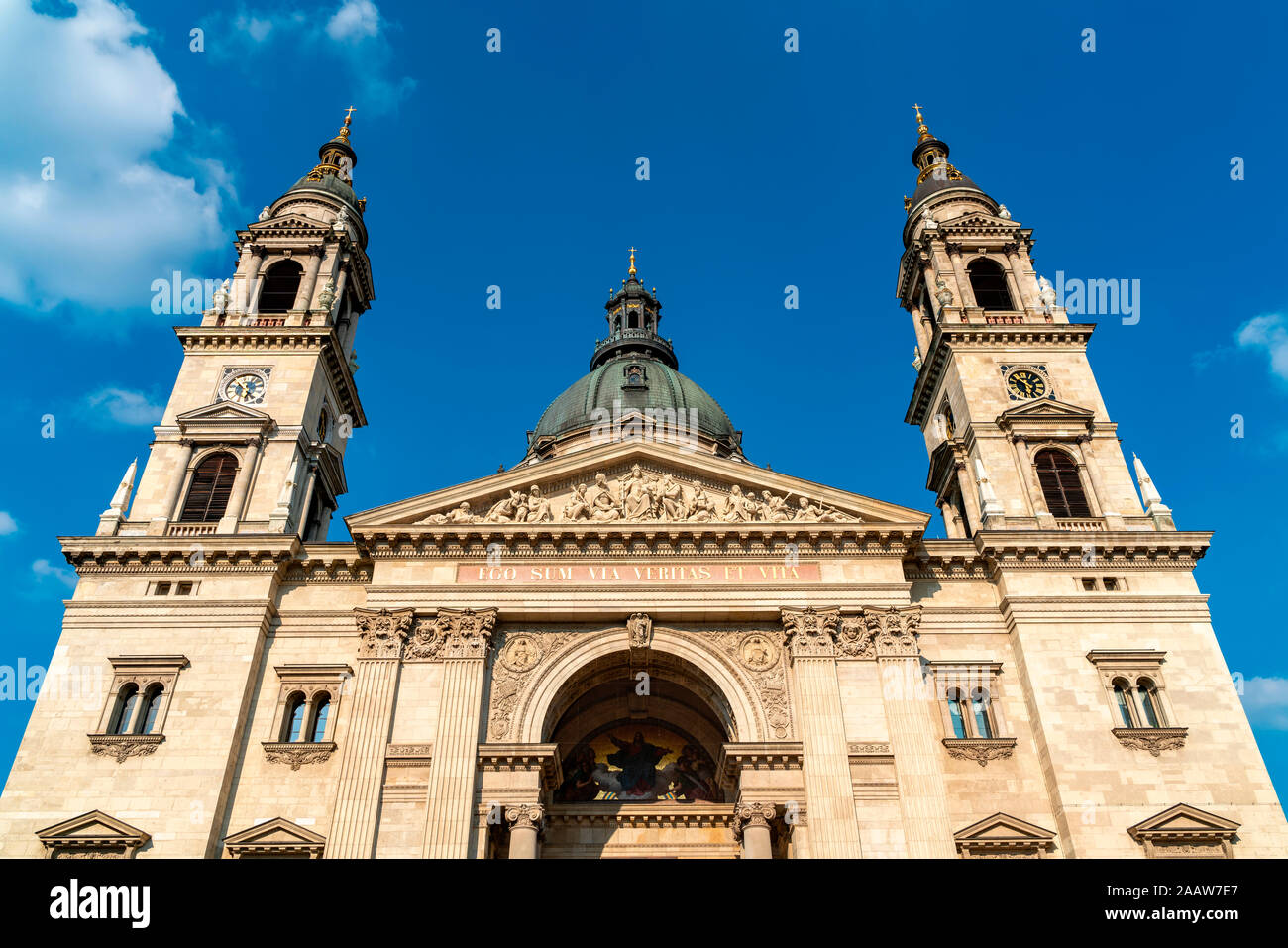 Low Angle Blick auf die St.-Stephans-Basilika gegen den blauen Himmel in Budapest, Ungarn Stockfoto