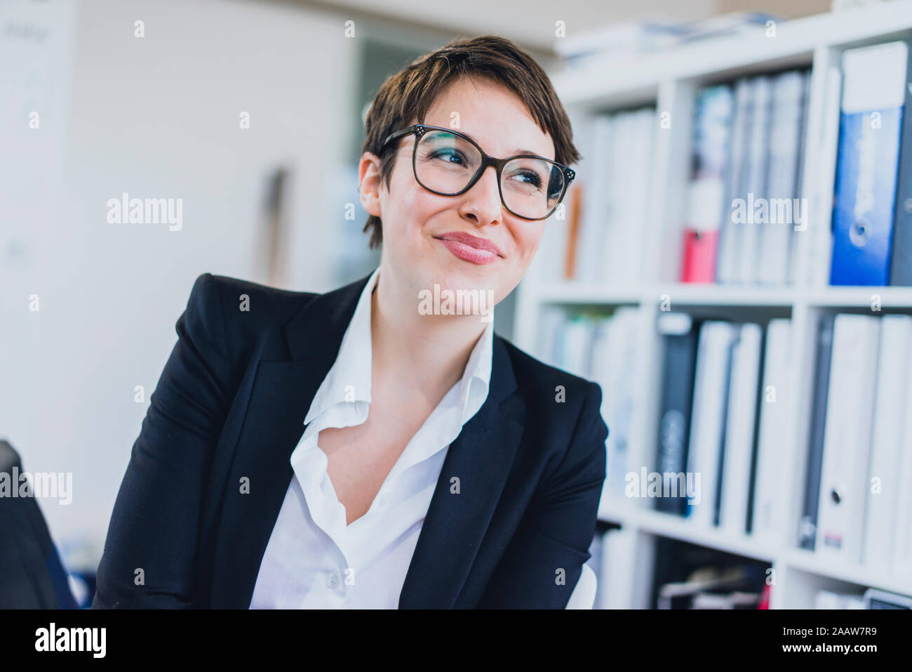 Portrait von lächelnden jungen Geschäftsfrau im Büro Stockfoto