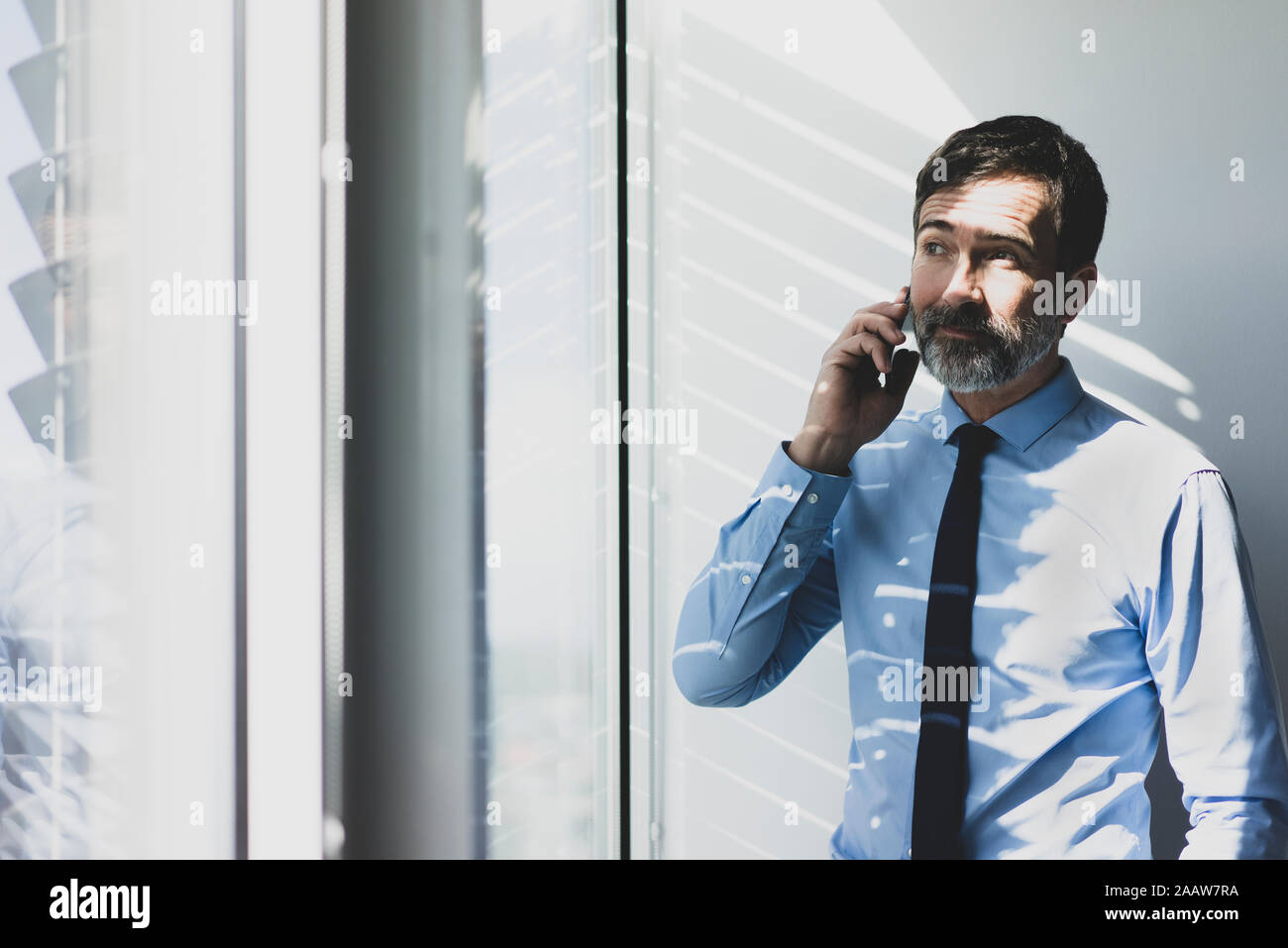 Reifen Geschäftsmann am Telefon im Büro Stockfoto