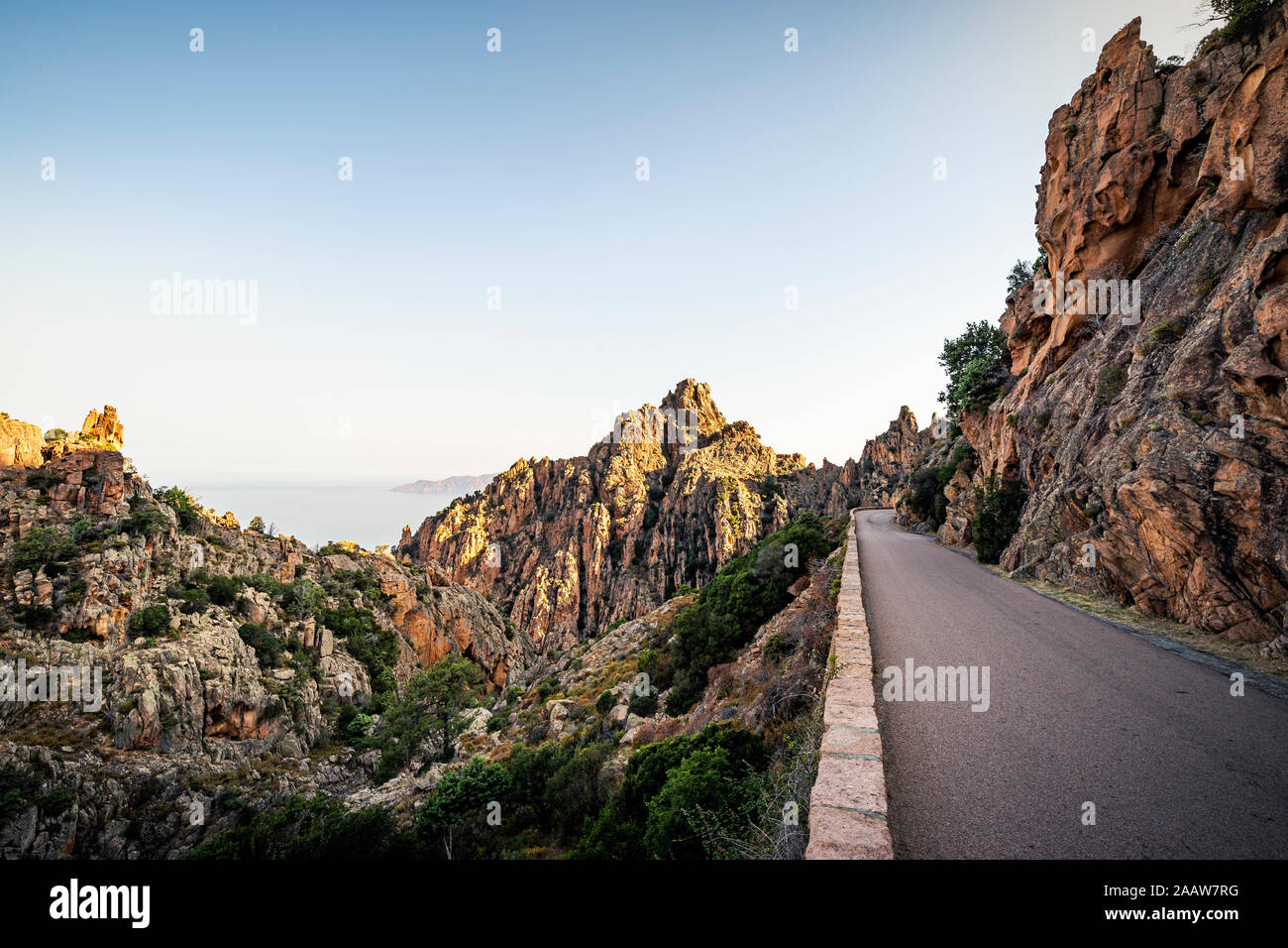 Leere Straße, Calanchi di Piana, die Calanche, Corse-du-Sud, Korsika, Frankreich Stockfoto