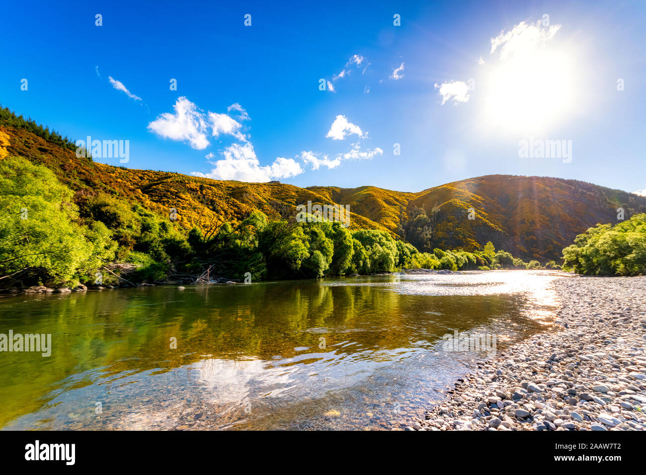 Einen malerischen Blick auf den Fluss gegen Himmel während sonniger Tag, Motueka Valley, South Island, Neuseeland Stockfoto