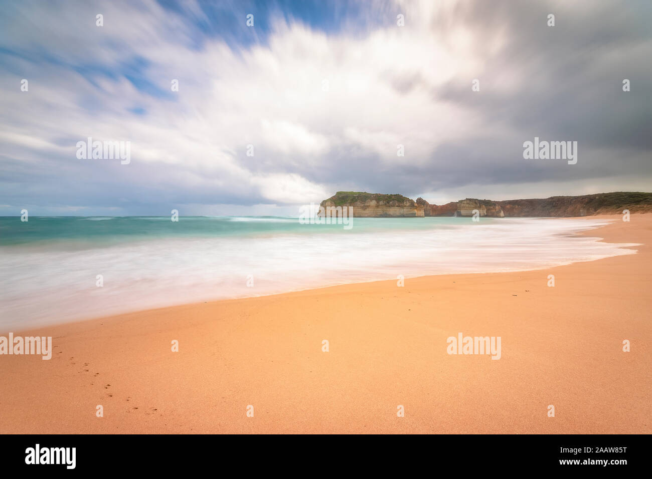 Malerischer Blick auf Strand gegen bewölkter Himmel an zwölf Apostel Marine National Park, Victoria, Australien Stockfoto