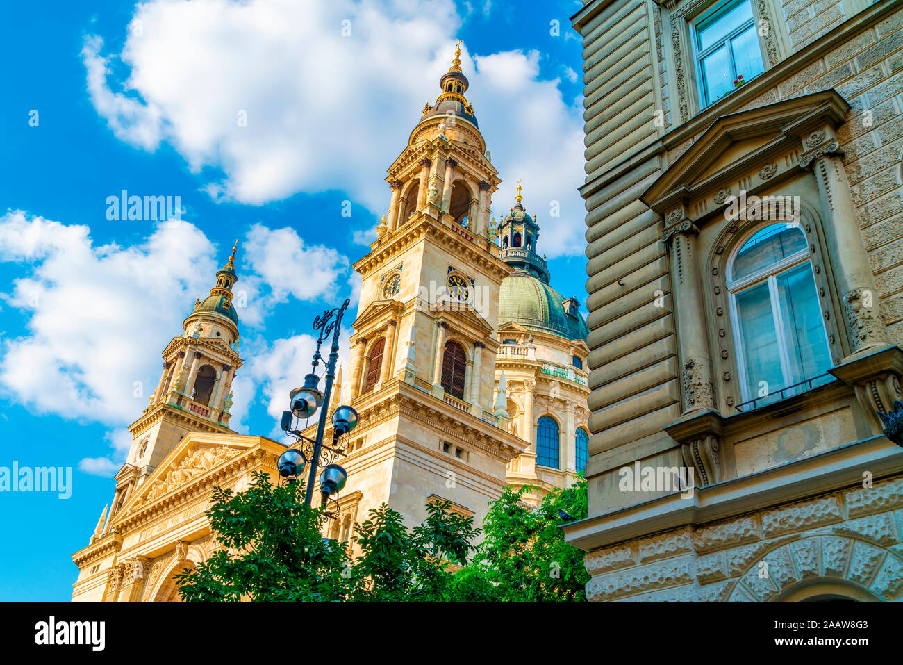 Low Angle Blick auf die St.-Stephans-Basilika gegen Himmel in Budapest, Ungarn Stockfoto