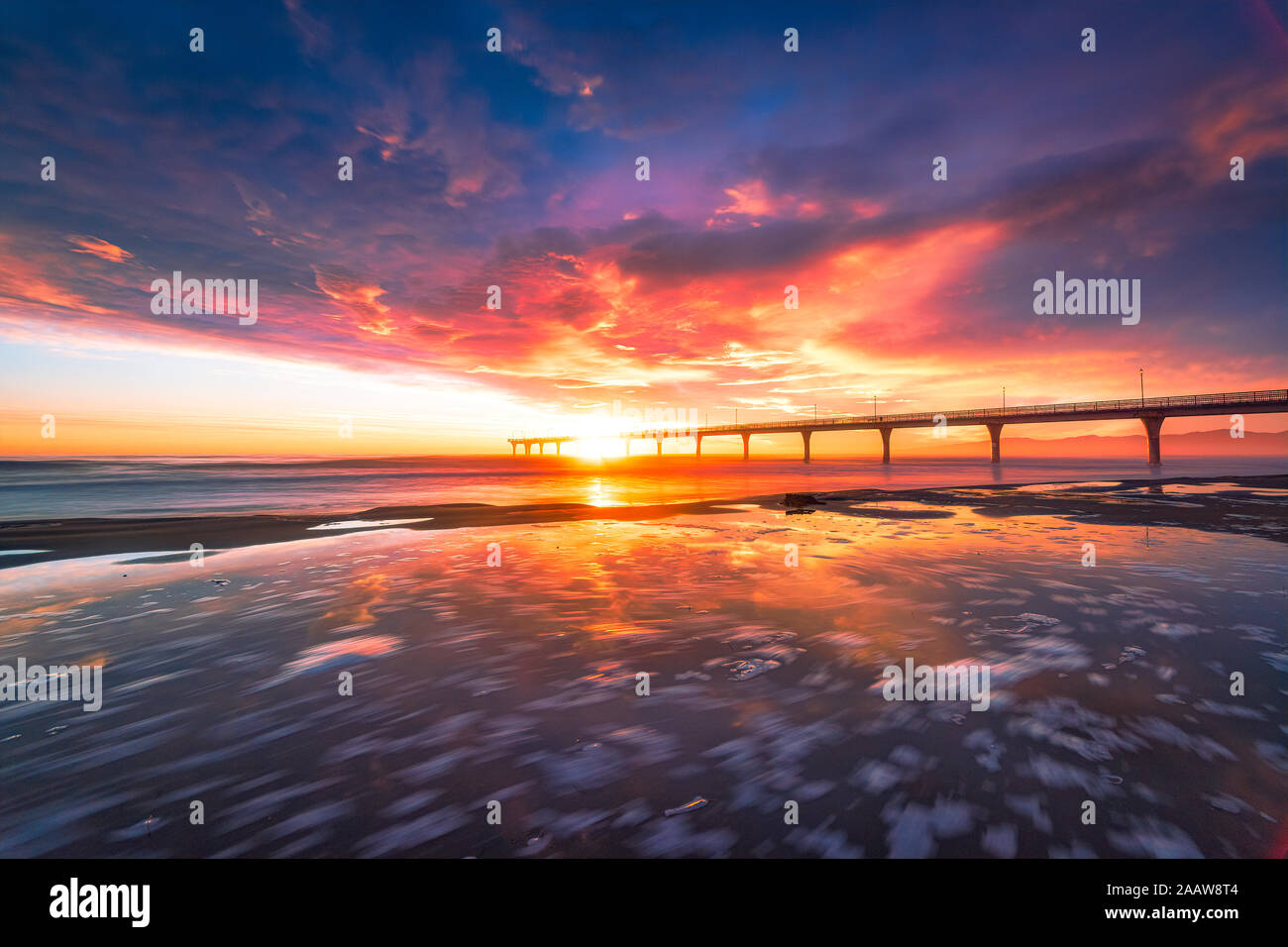 Sonnenaufgang am Pier von Brighton in Christchurch, Südinsel, Neuseeland Stockfoto