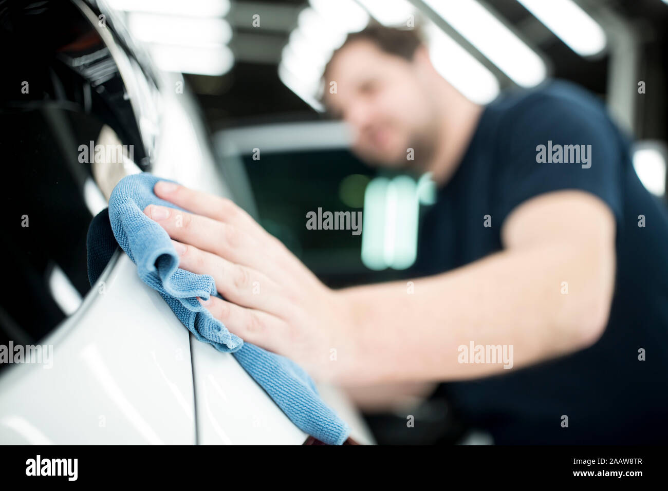 Close-up des Menschen in der modernen Autofabrik abwischen fertig Auto arbeiten Stockfoto