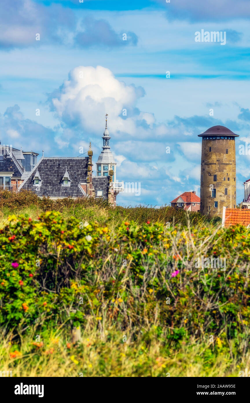 Niederlande, Zeeland, Domburg, Stadtbild mit alten Wasserturm Stockfoto