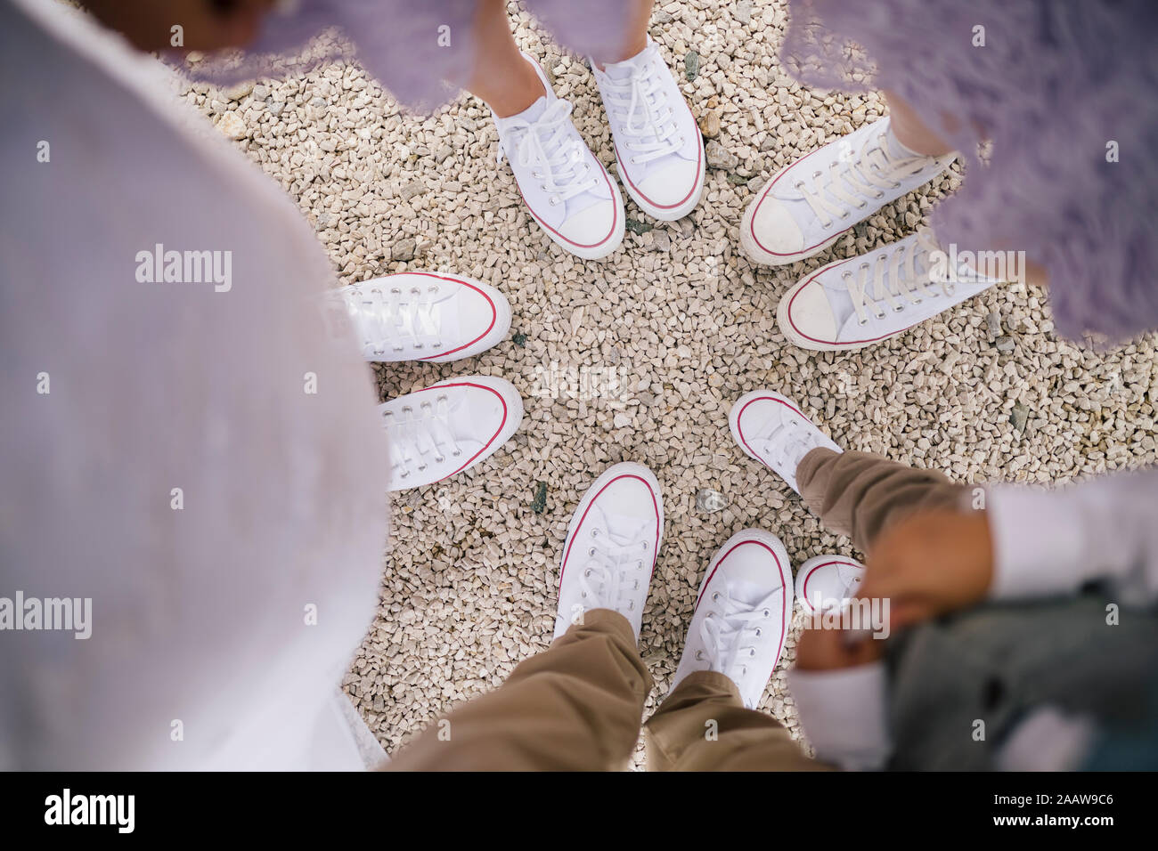 Untere Partie der Familie tragen weiße Schuhe stehen auf Fußweg Stockfoto