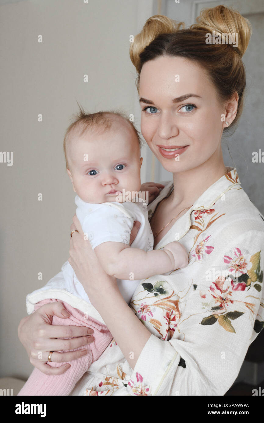 Porträt der Mutter mit ihren niedlichen Baby zu Hause Stockfoto