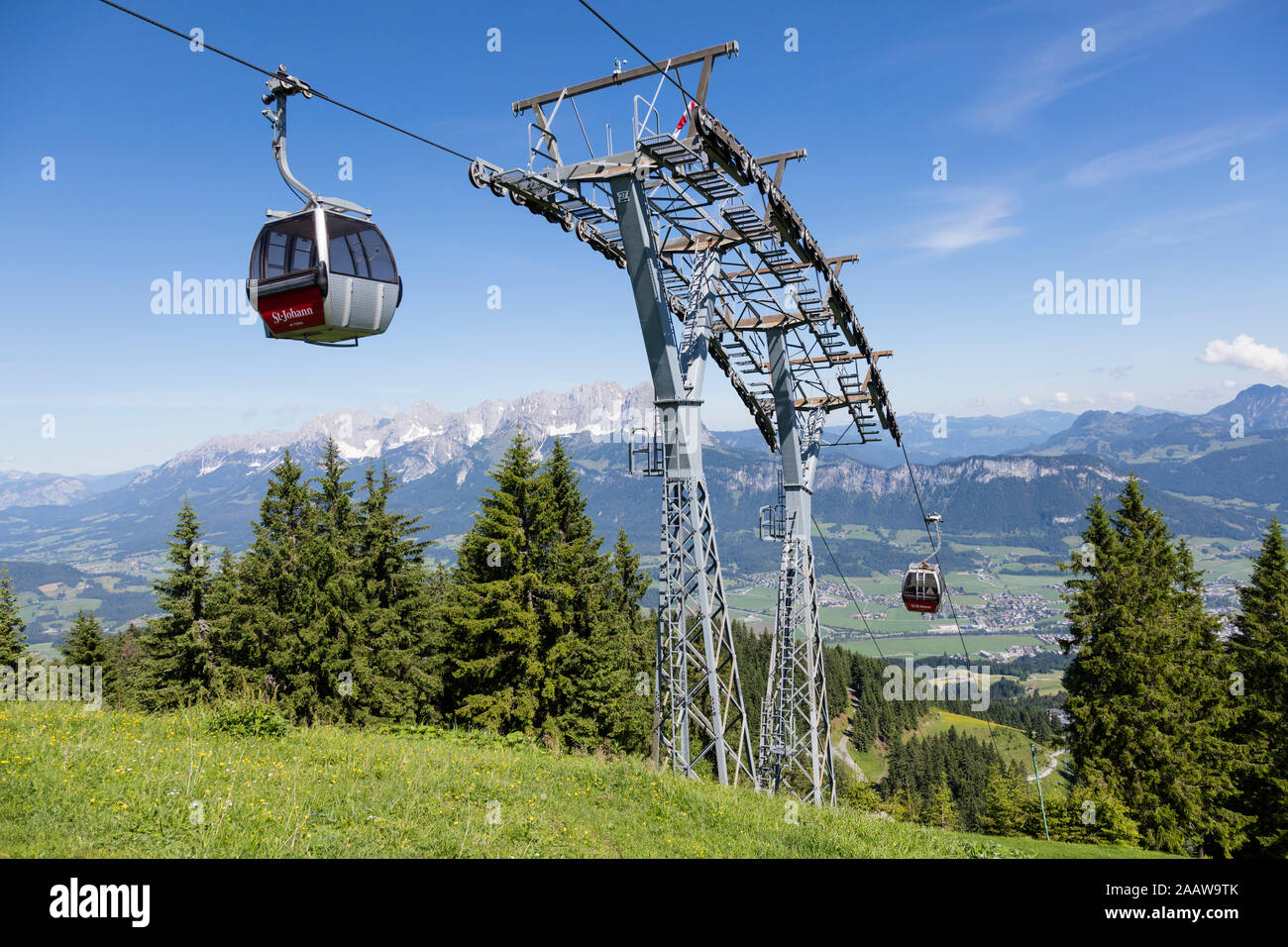 Overhead Seilbahnen in Harschbichlbahn gegen Himmel, Kitzbühel, Tirol, Österreich Stockfoto