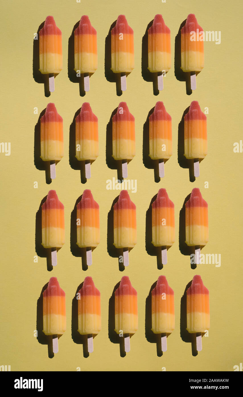 Direkt oberhalb der Schuß von Aromatisierten Eis auf gelben Hintergrund angeordnet Stockfoto