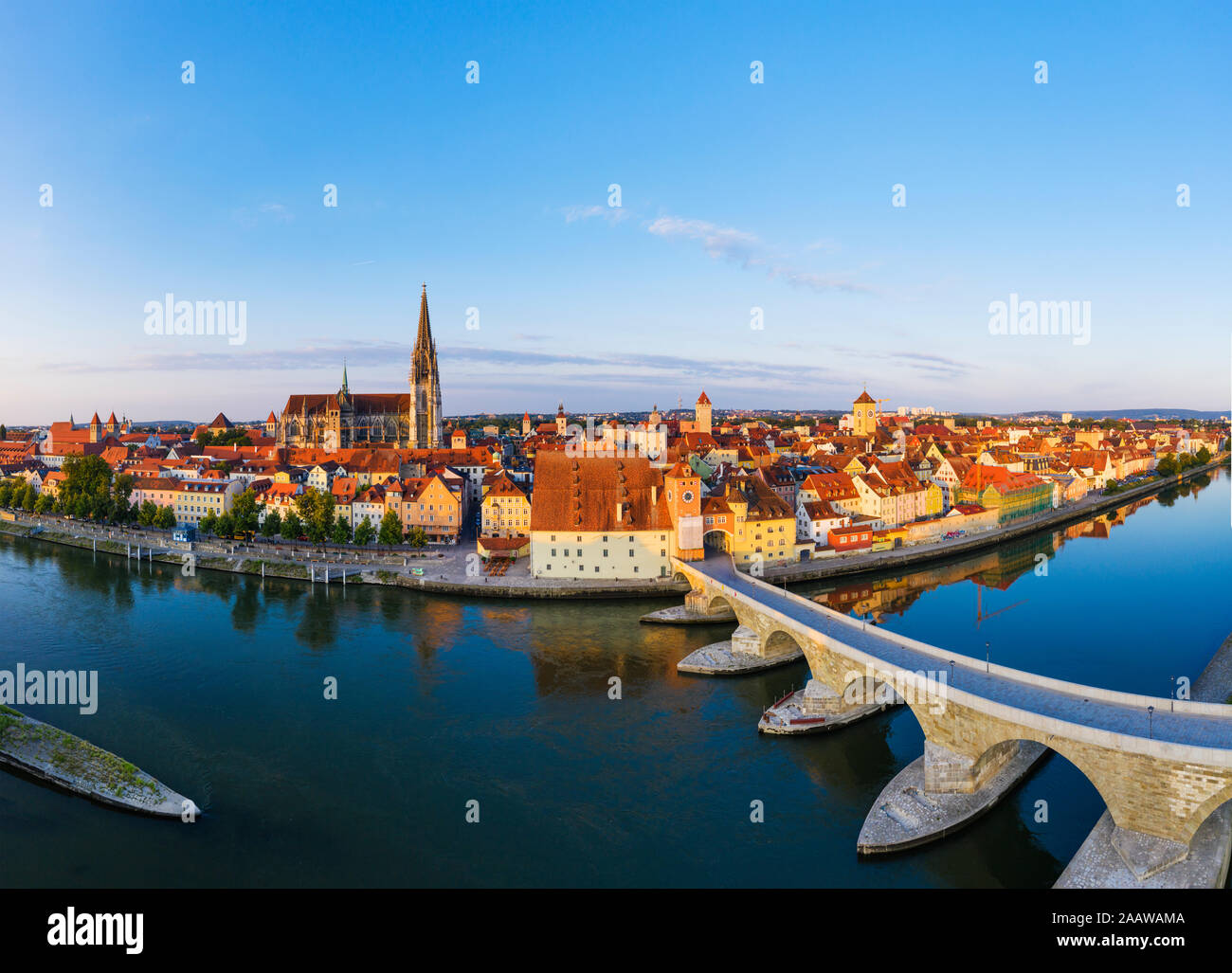 Luftaufnahme der Steinbrücke über die Donau gegen Sky in Regensburg, Bayern, Deutschland Stockfoto