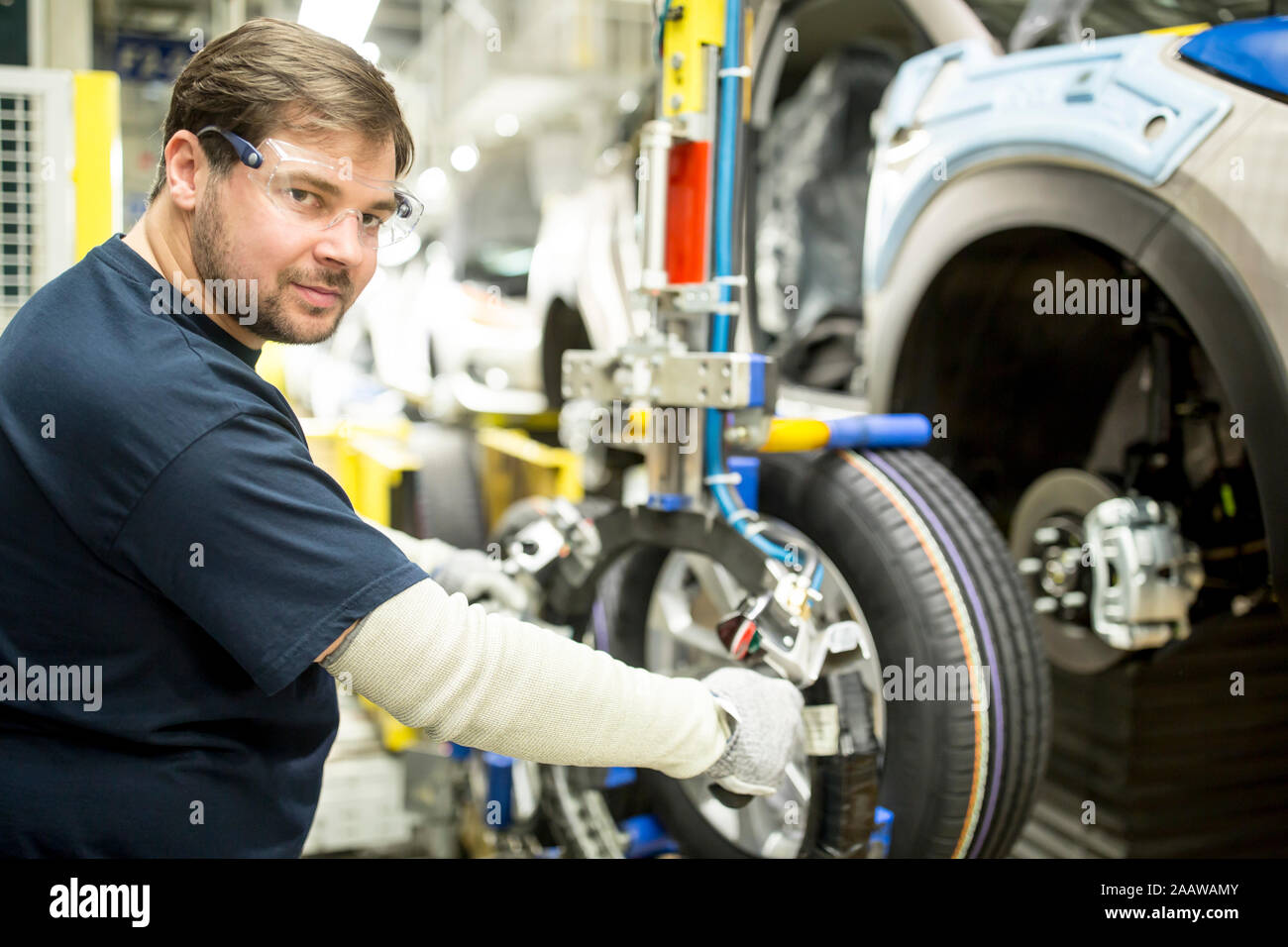Portrait von zuversichtlich, dass Arbeiter in der modernen Autofabrik Stockfoto