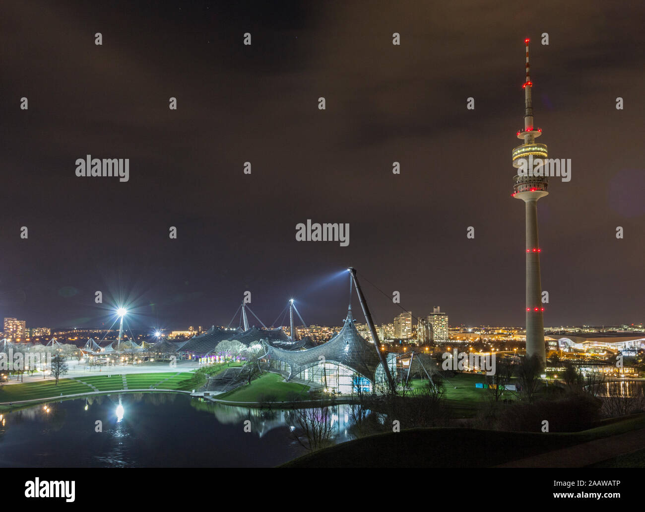 Olympiaturm gegen Himmel in der Nacht in München, Deutschland Stockfoto