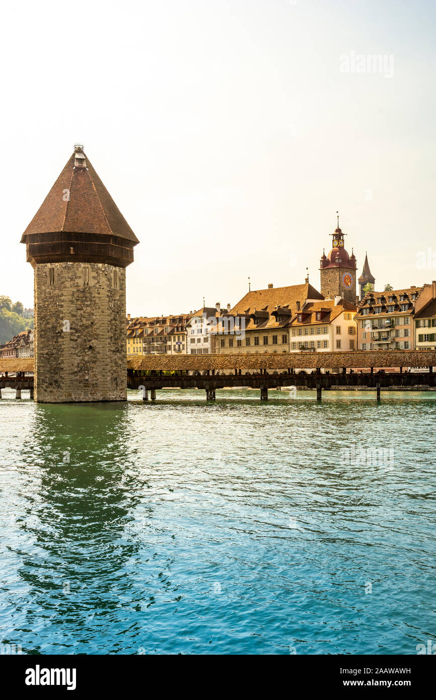 Kapellbrücke über die Reuss gegen den klaren Himmel in Luzern, Schweiz Stockfoto