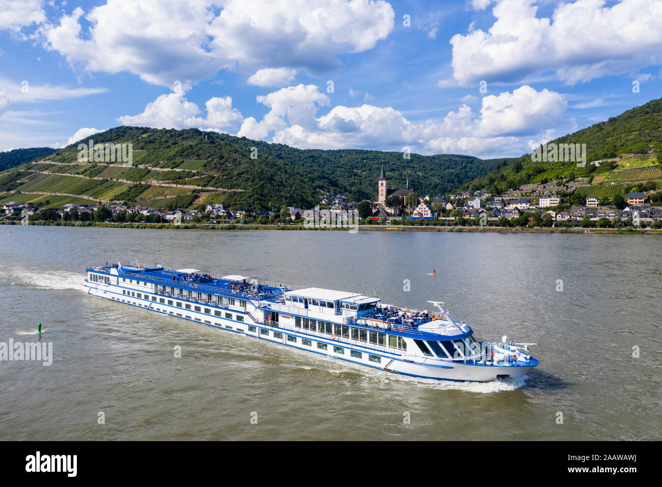 Drone Schuß von kreuzfahrtschiff am Rhein gegen bewölkten Himmel in Boppard, Deutschland Stockfoto