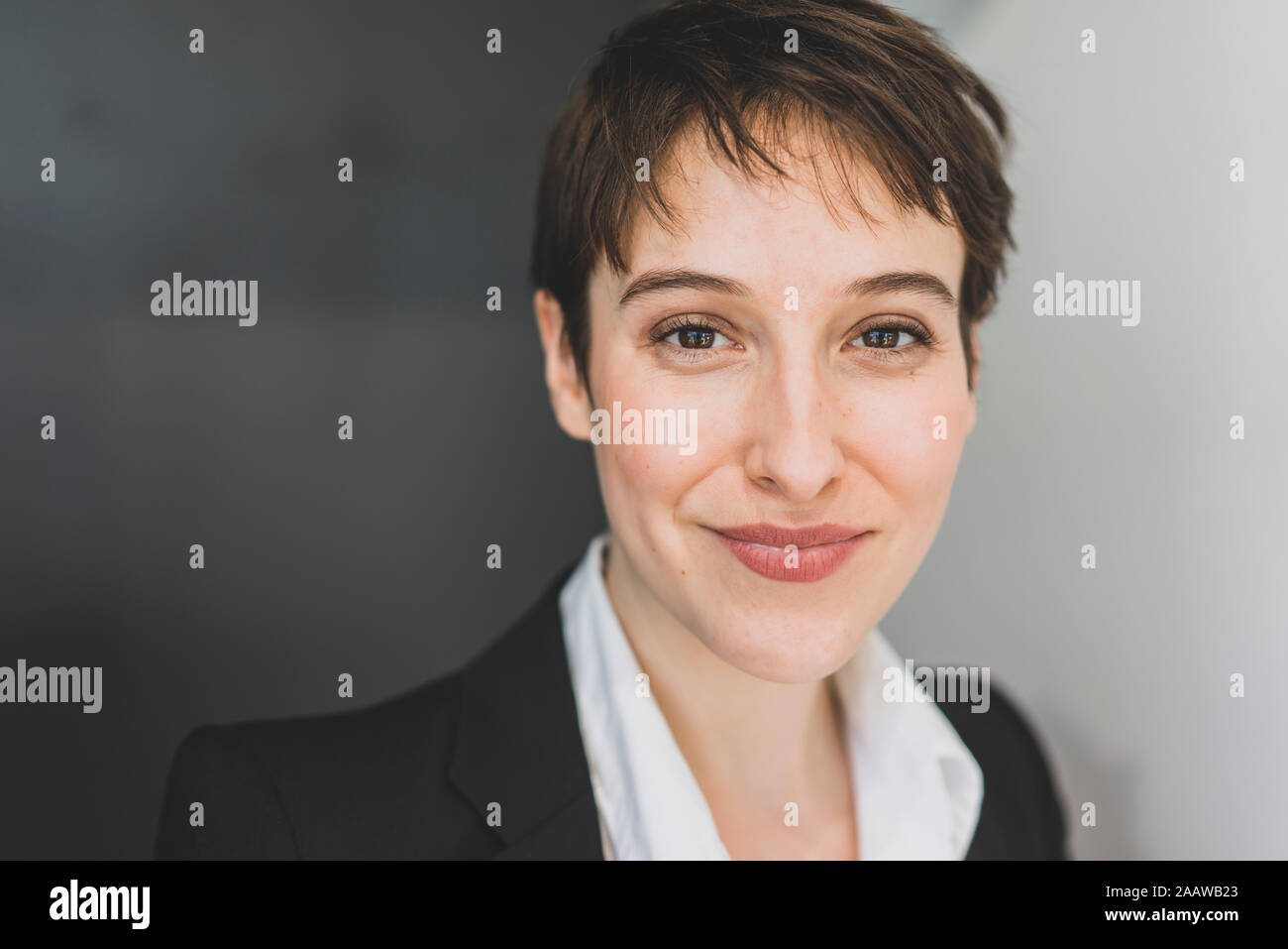 Portrait von lächelnden jungen Geschäftsfrau Stockfoto