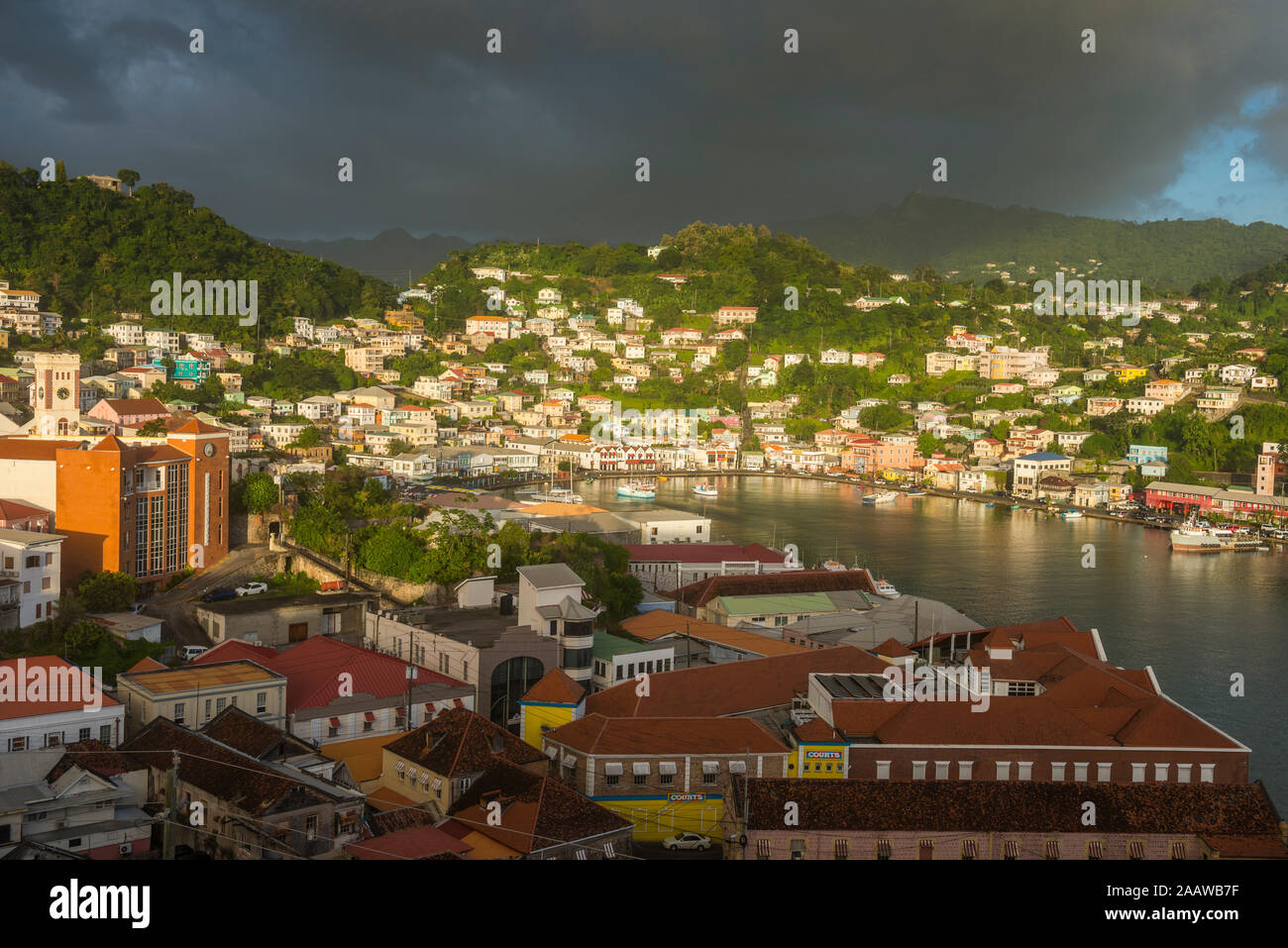 Luftaufnahme von St. George's Stadt gegen bewölkter Himmel, Grenada, Karibik Stockfoto