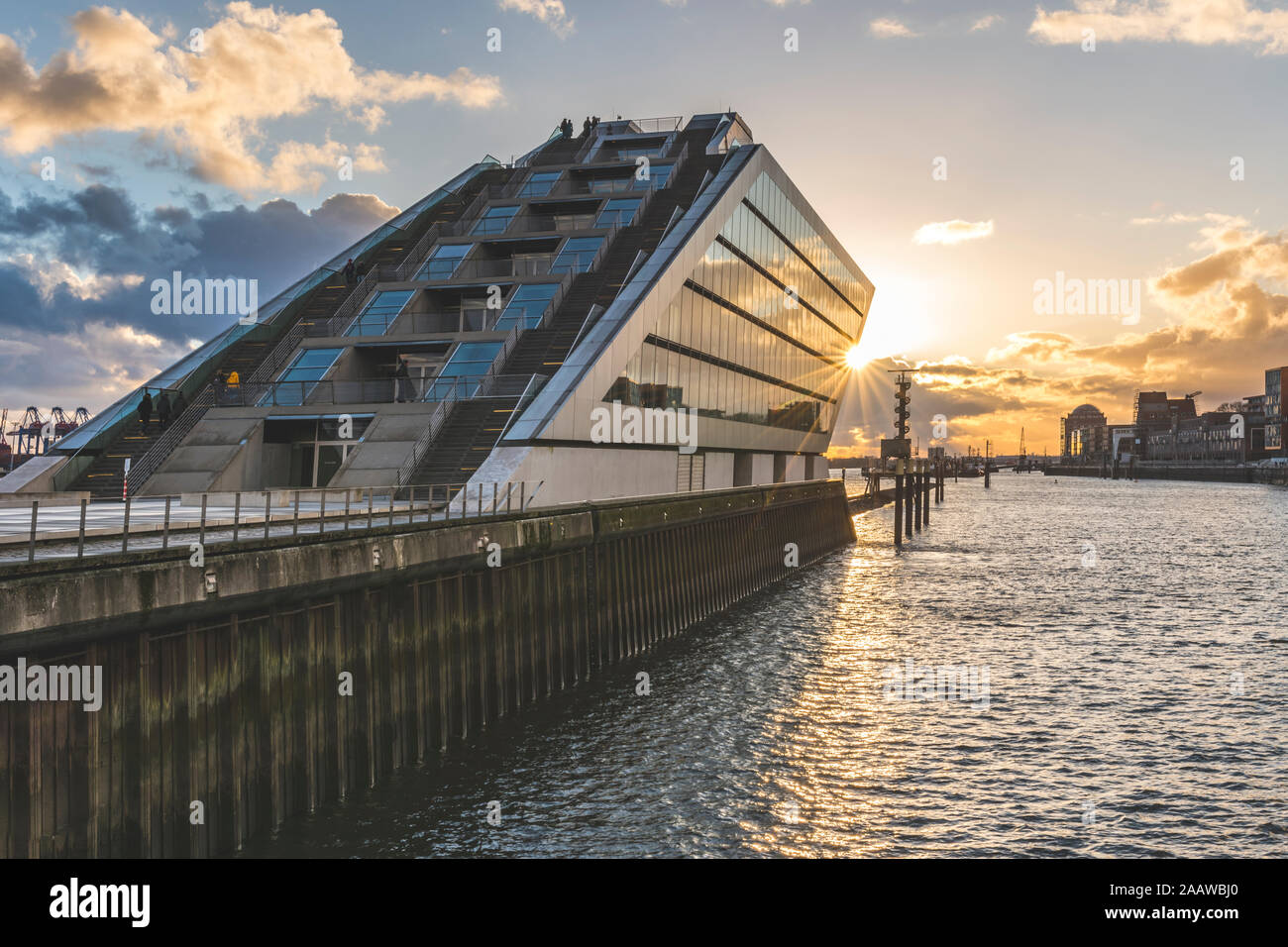 Blick auf das Dockland Gebäude von Elbe gegen Sky bei Sonnenaufgang, Hamburg, Deutschland Stockfoto