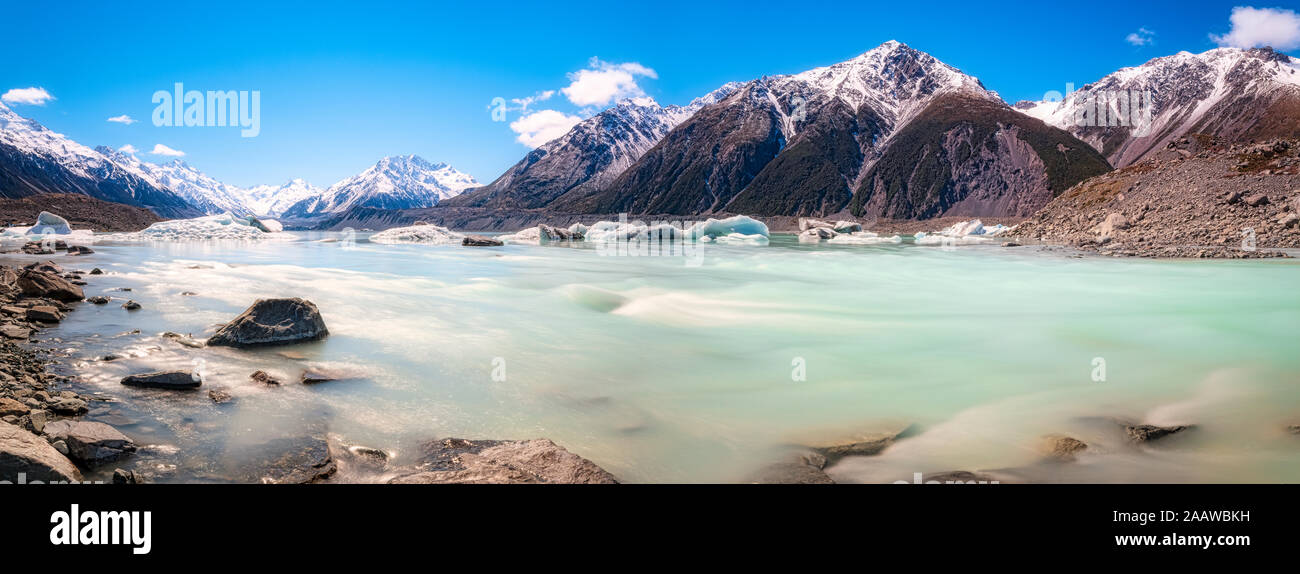 Neuseeland, Südinsel, felsige Küste der Tasman See mit Eisberge, Gletscher und Berge im Hintergrund Stockfoto