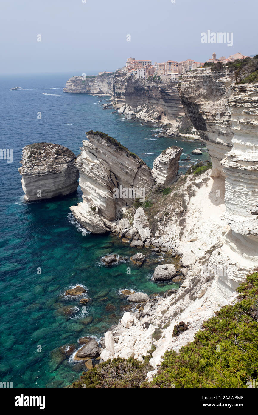 Weißen Kalkfelsen anhand klarer Himmel bei Bonifacio, Korsika, Frankreich Stockfoto