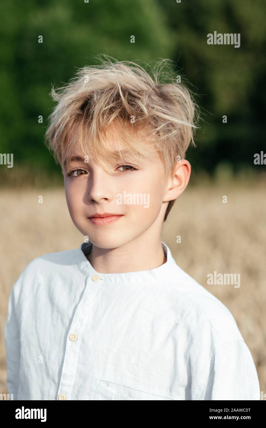 Portrait des blonden Jungen in einer oat Feld Stockfoto