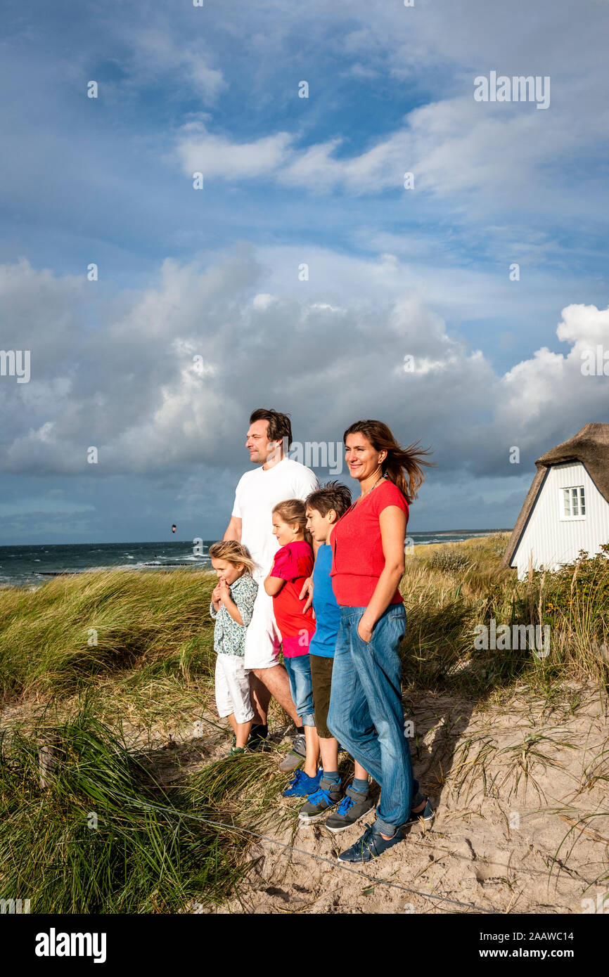 Familie, die in einem Strand Dune in Aussicht, Darss, Mecklenburg-Vorpommern, Deutschland Stockfoto