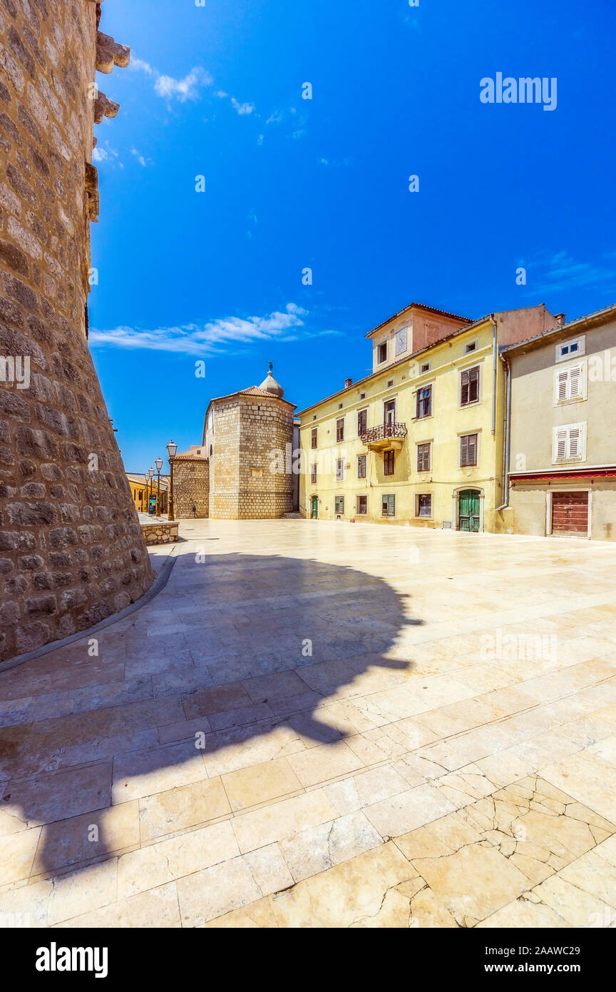 Befestigte Mauer gegen den blauen Himmel während der sonnigen Tag in Krk, Kroatien Stockfoto