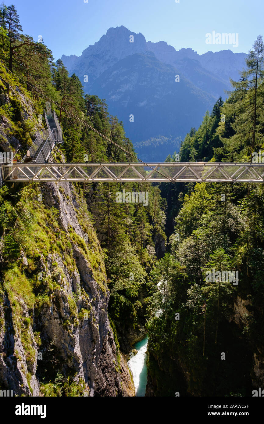 Panorama Brücke gegen Berge, Leutasch, Tirol, Österreich Stockfoto