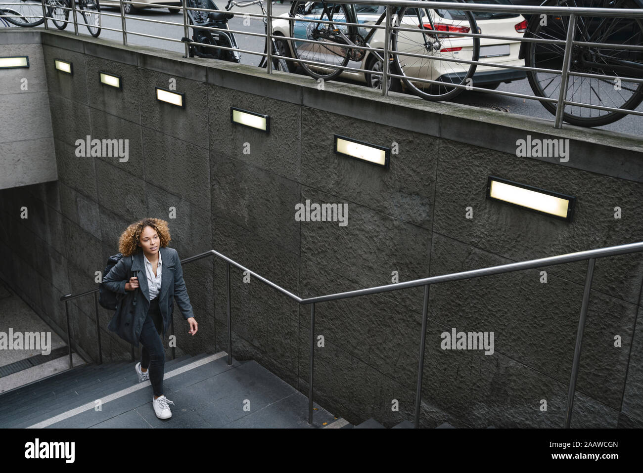 Frau zu Fuß dtairs in einer U-Bahn-Station, Berlin, Deutschland Stockfoto