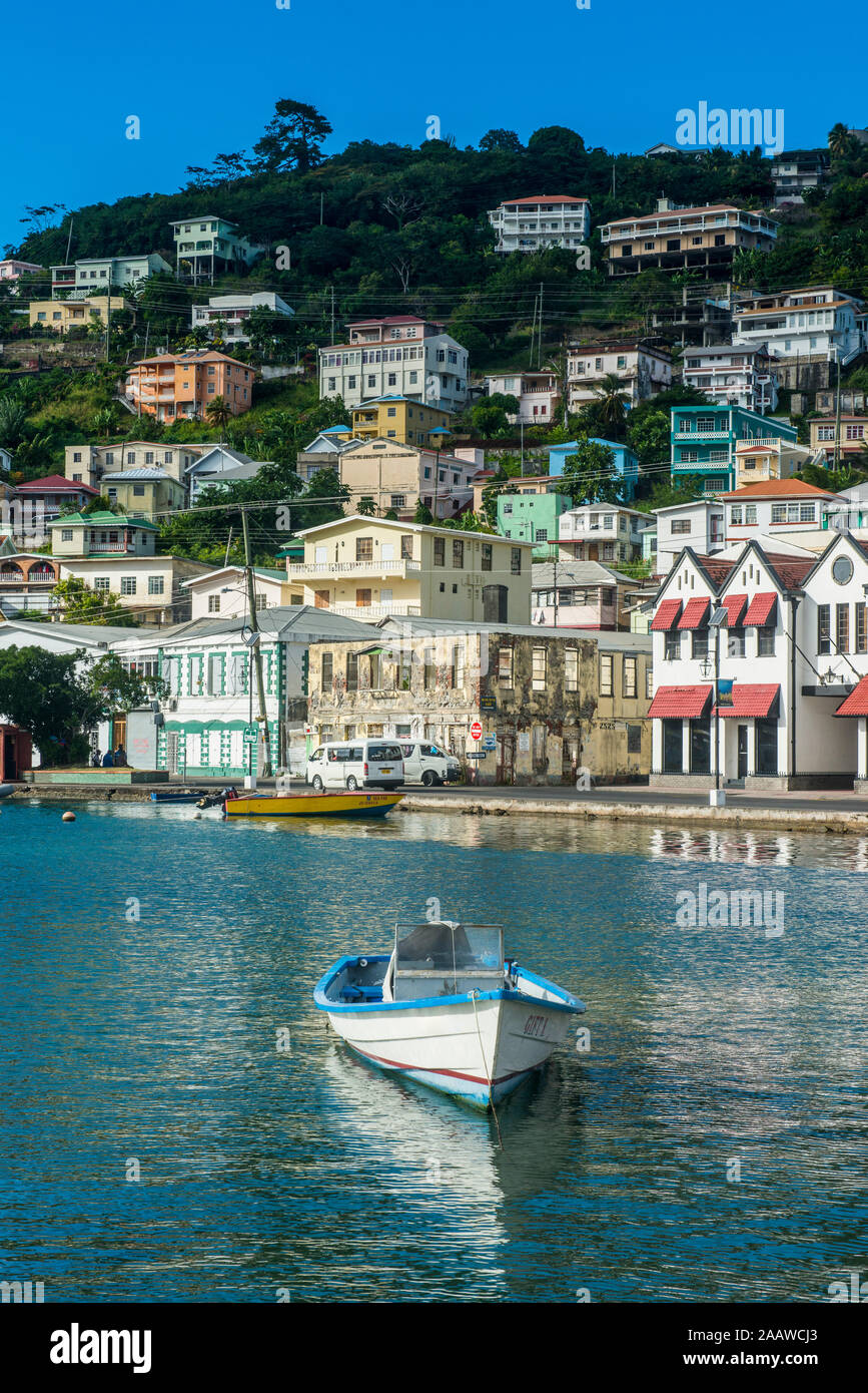 Motorboot im Hafen von St Georges, der Hauptstadt von Grenada, Karibik günstig Stockfoto
