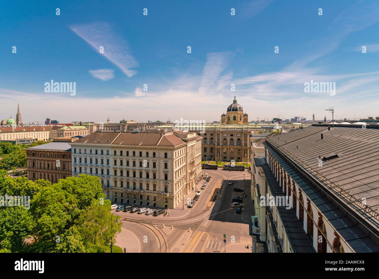 Naturhistorisches Museum und Gebäuden gegen Himmel in Wien, Österreich Stockfoto