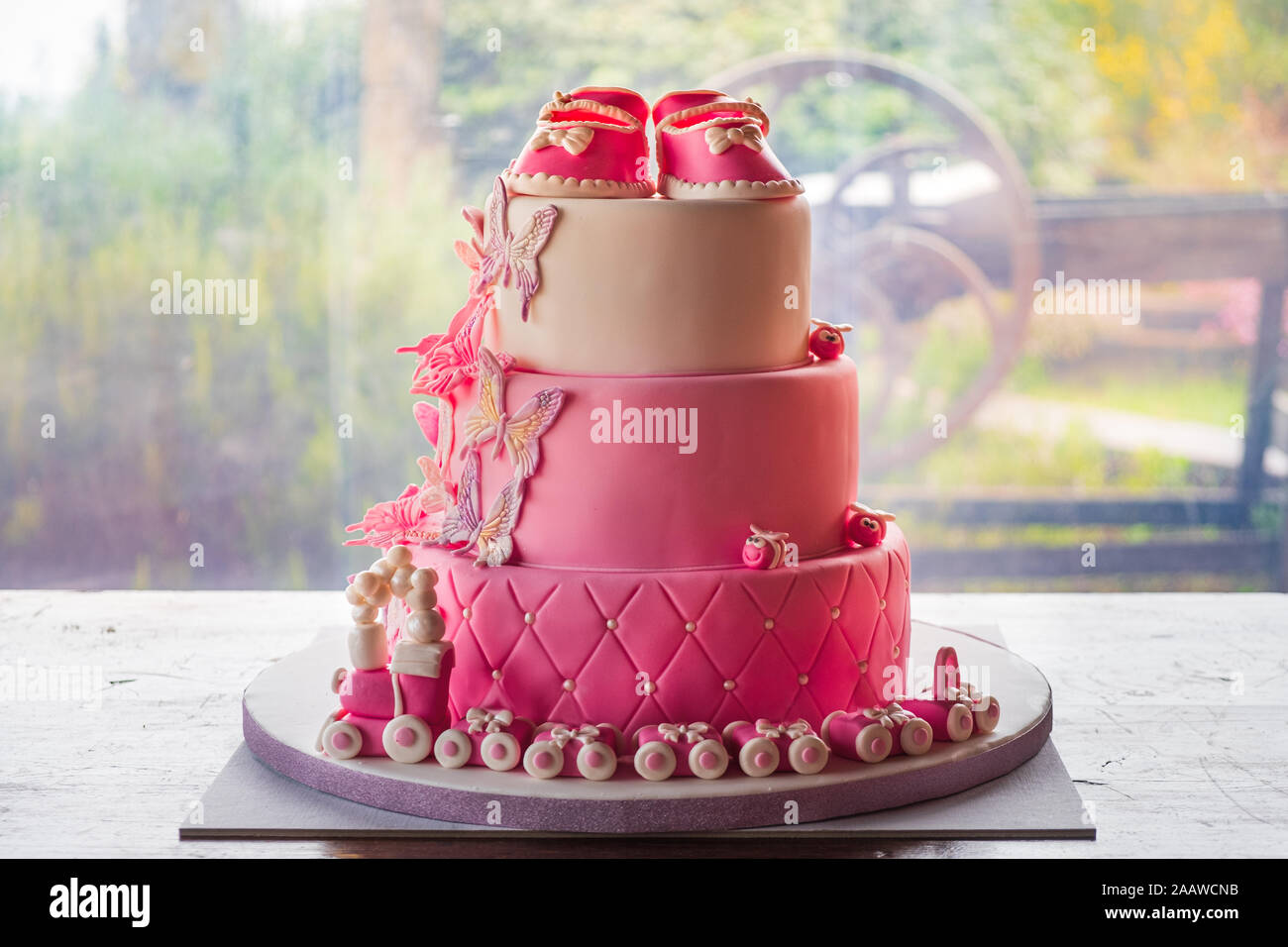 Taufe Tochter Baby Mädchen Kommunion party rosa Kuchen event Stockfoto