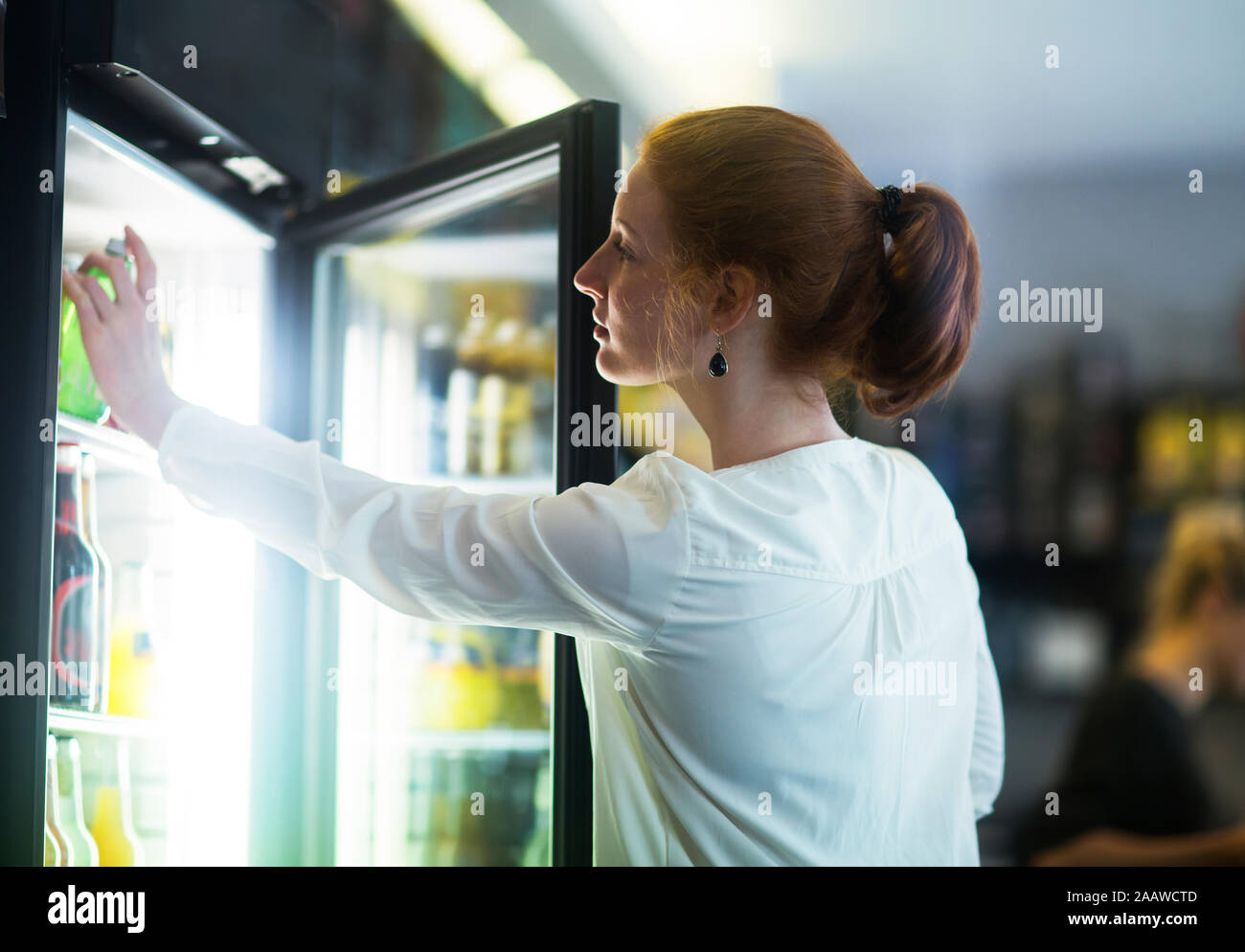 Junge Frau im Coffee shop arbeiten Stockfoto