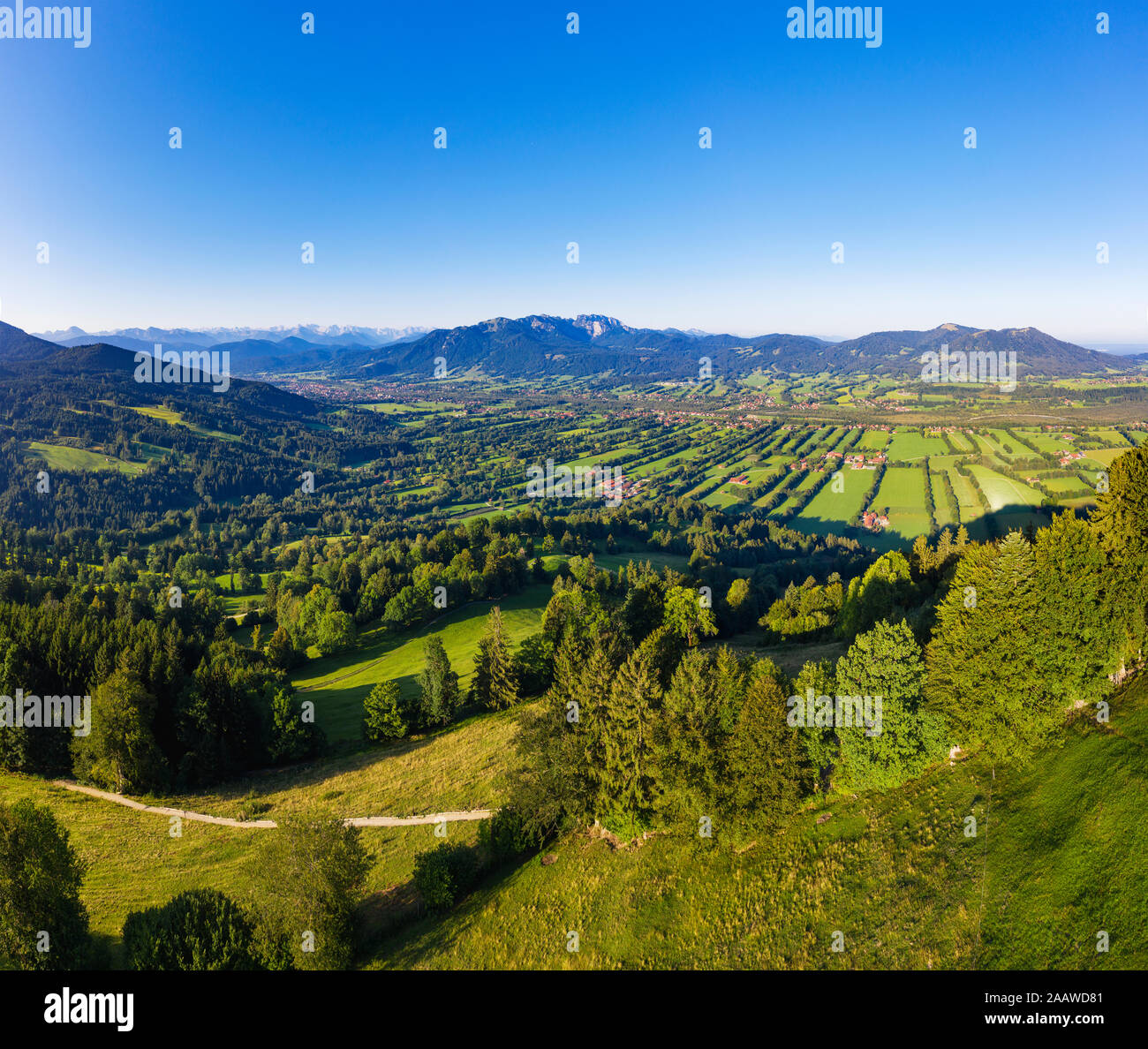 Malerischer Blick auf Landschaft gegen den klaren Himmel von Sonnatraten, Gaissach, Isartal, Isarwinkel, Oberbayern, Bayern, Deutschland Stockfoto