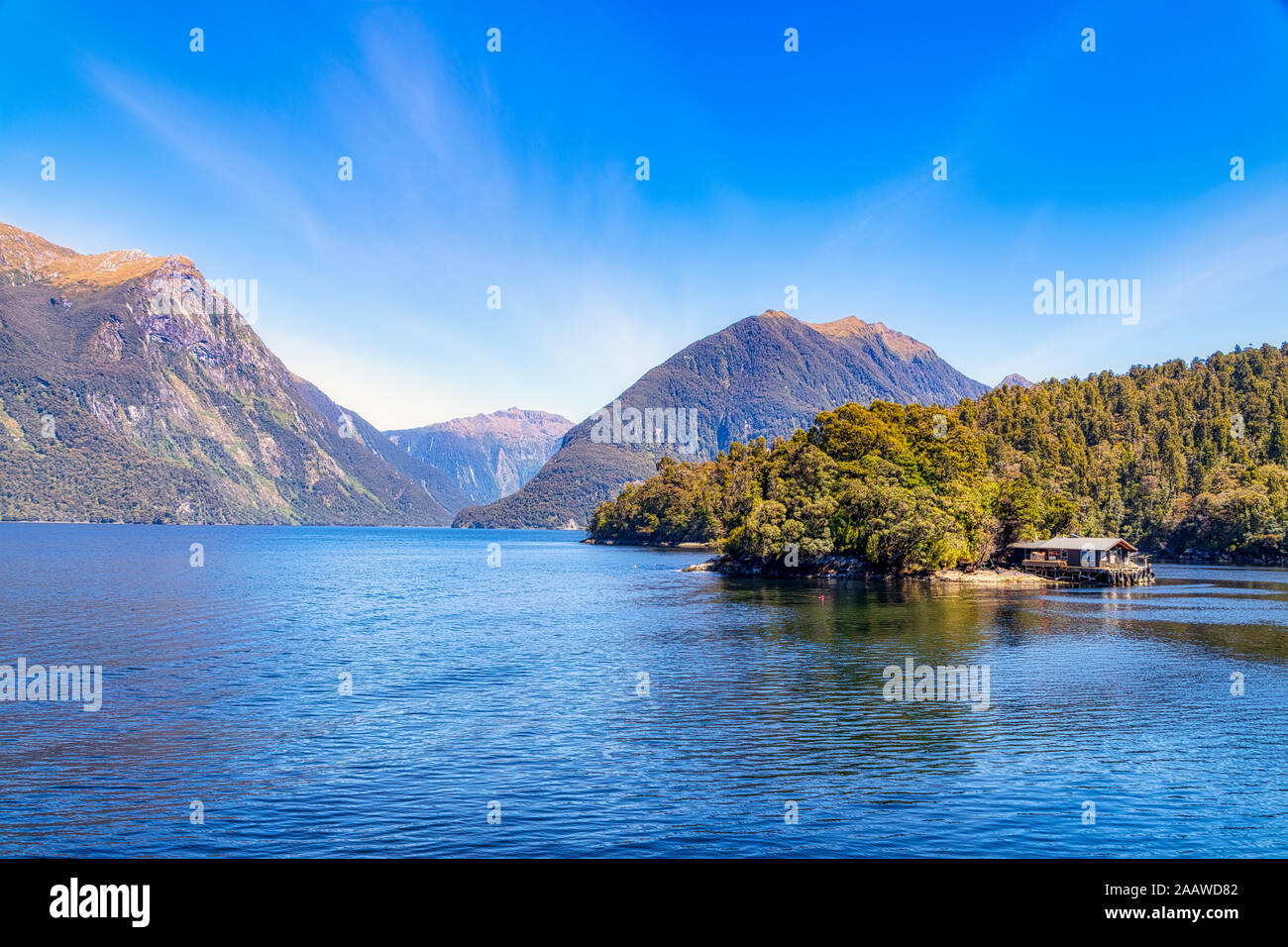 Malerischer Blick auf dem Doubtful Sound gegen Himmel im Fjordland National Park bei Te Anau, Südinsel, Neuseeland Stockfoto