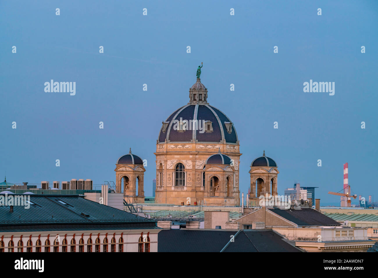 Die Außenseite des Kunsthistorischen Museums gegen den klaren, blauen Himmel in Wien, Österreich Stockfoto