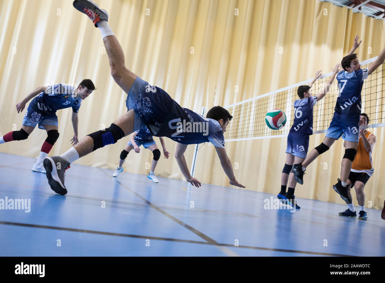 Mann springen bei einem Volleyball Match Stockfoto