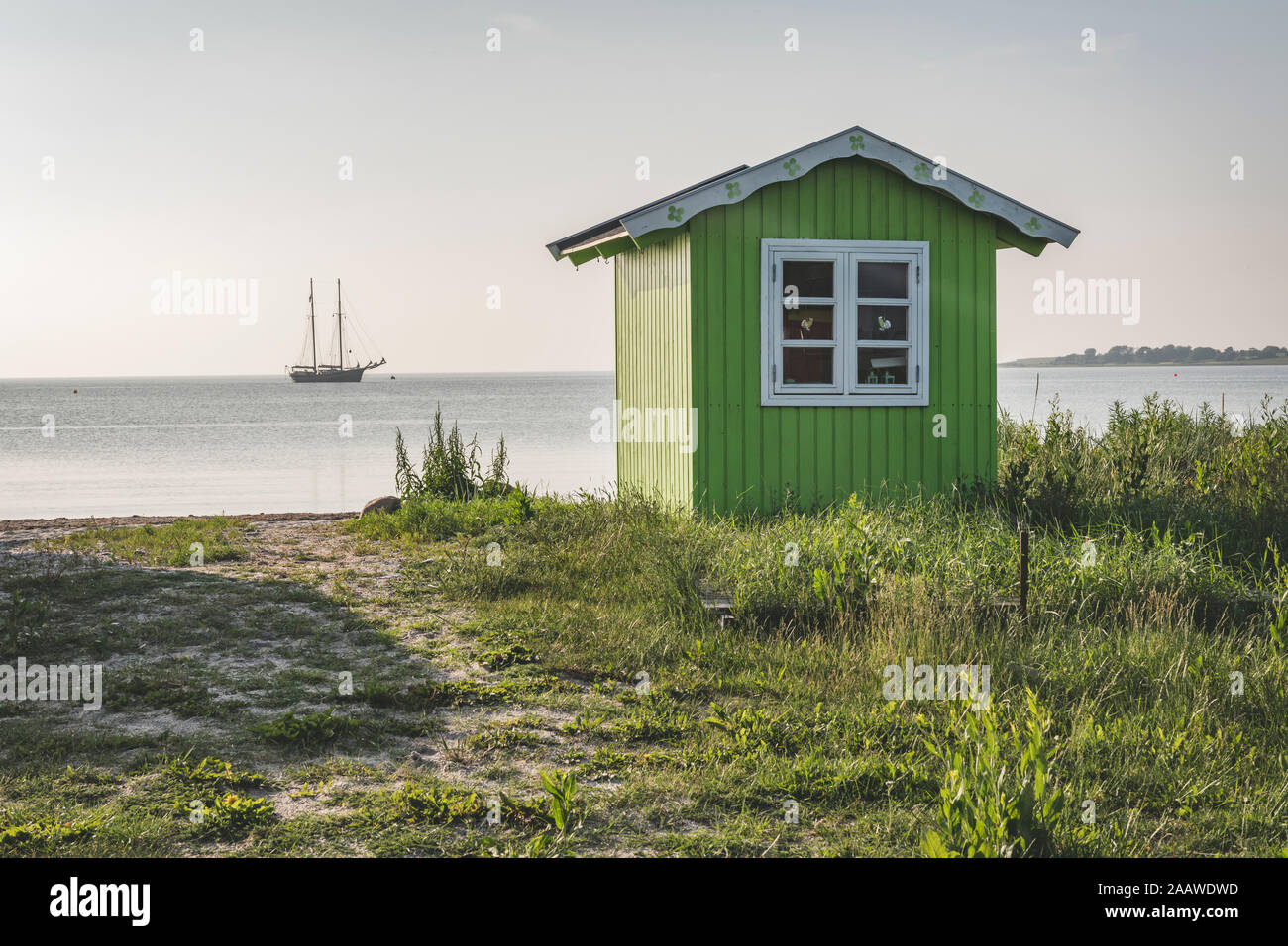 Dänemark, Aeroe, Aeroskobing, Bäder auf bewachsenem Strand auf friedlicher Tag gesehen Stockfoto