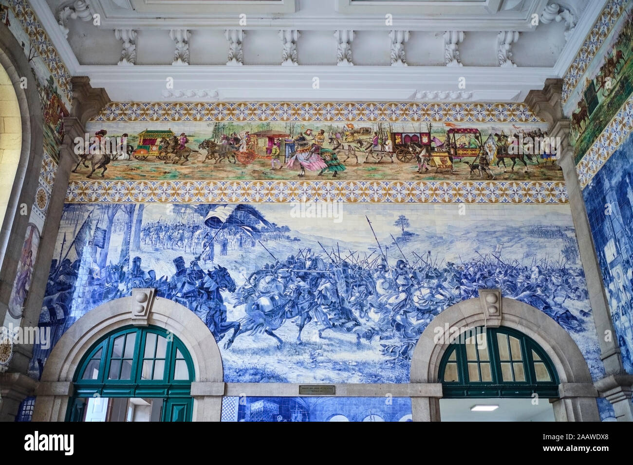 Portugal, Porto, Low Angle View von Sao Bento Bahnhof Wandmalereien Stockfoto