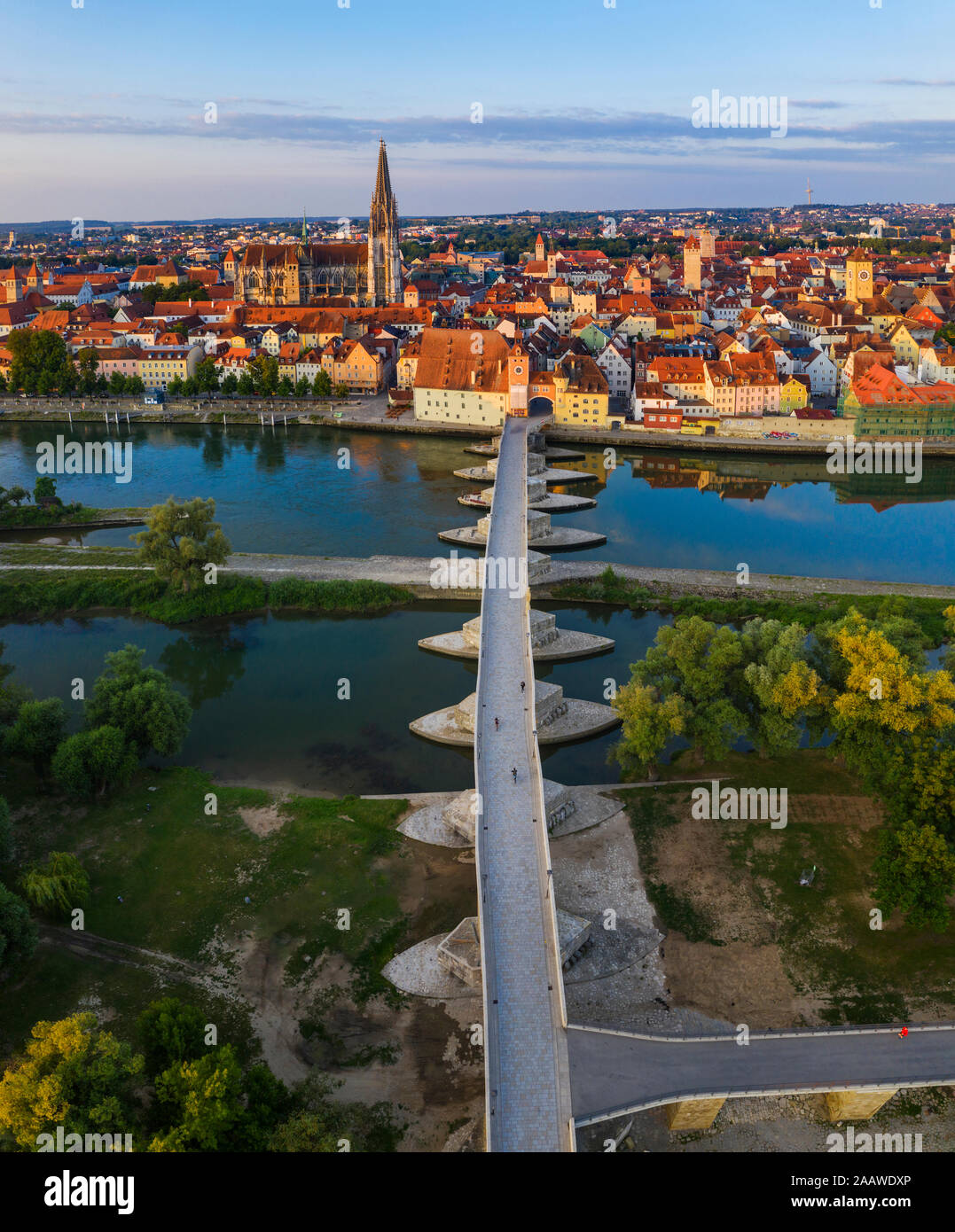 Luftaufnahme der Steinbrücke über die Donau in Regensburg, Bayern, Deutschland Stockfoto