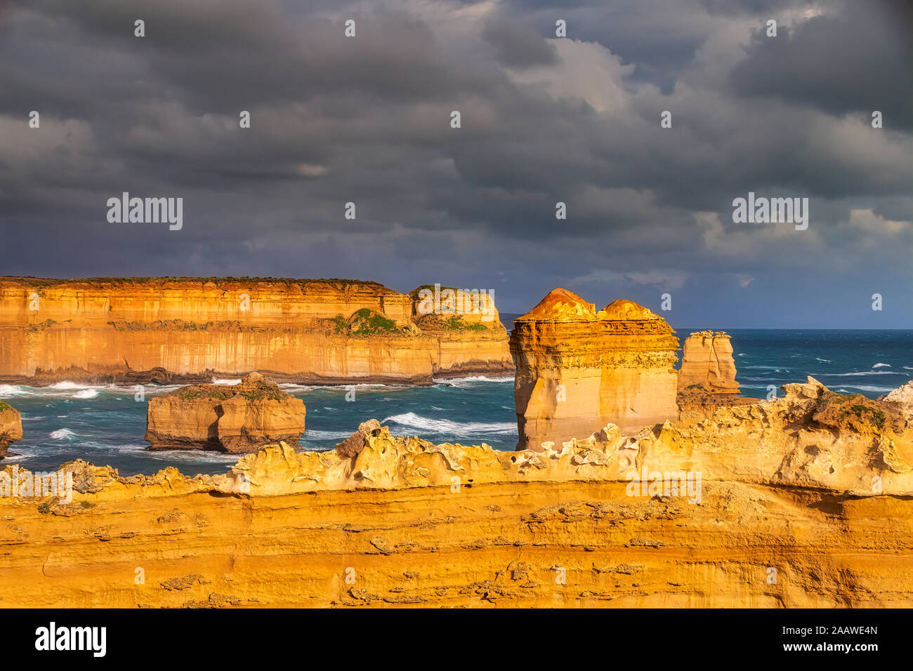 Blick auf den Razorback von Meer in der Bucht von Inseln Coastal Park gegen bewölkter Himmel, Victoria, Australien Stockfoto