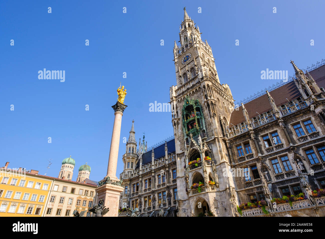 Deutschland, Bayern, Oberbayern, München, Neues Rathaus, Kuppel der Frauenkirche und Mariensaule Spalte auf Marienplatz Stockfoto